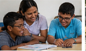 Mãe estudando com os filhos